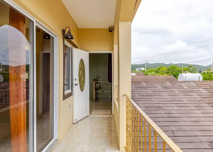 Modern 3 Bedroom With 2 Half Bath Holiday home *