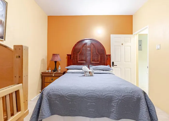 Modern 3 Bedroom With 2 Half Bath Holiday home