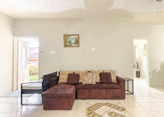 Modern 3 Bedroom With 2 Half Bath Holiday home