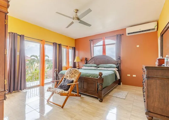 Modern 3 Bedroom With 2 Half Bath *