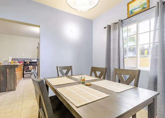 Modern 3 Bedroom With 2 Half Bath Montego Bay